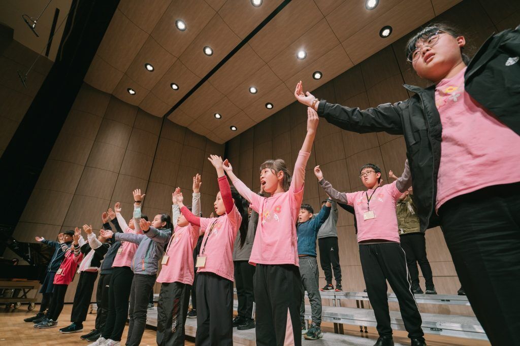 Read more about the article 國立客家兒童合唱團3歲了！孩子喜迎團長彭孟賢授證　童聲齊喊：生日快樂