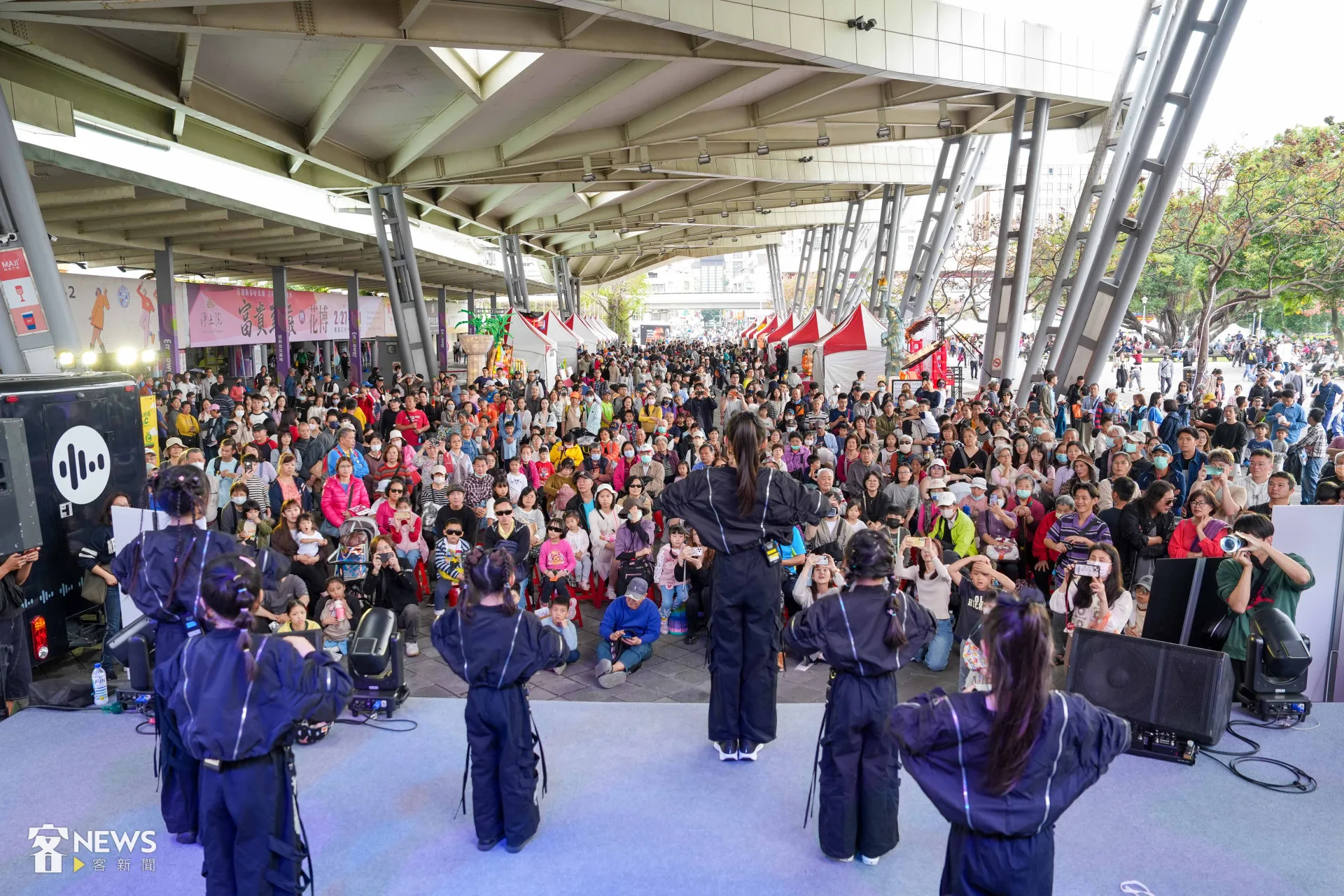 Read more about the article 講客電臺現身台北燈節　歌手主持人客語唱跳民眾驚艷：原來那麼潮